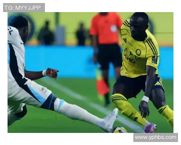 足球巨星意外遭遇篮球致命一击引发体育界震惊与热议